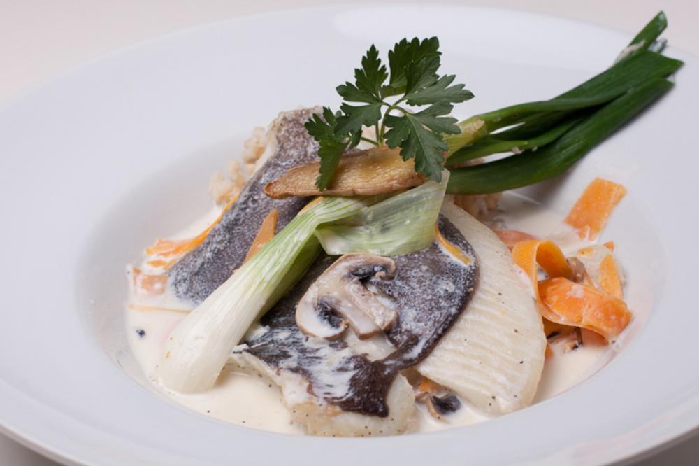 Filet de gall amb nage de verdura fresca