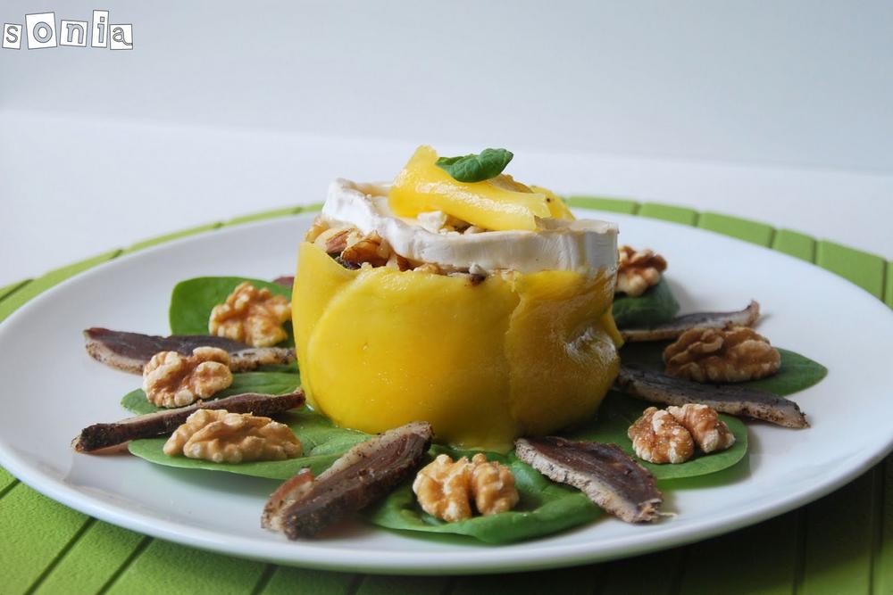 Ensalada d’espinacs amb pernil d’ànec, mango i formatge de cabra