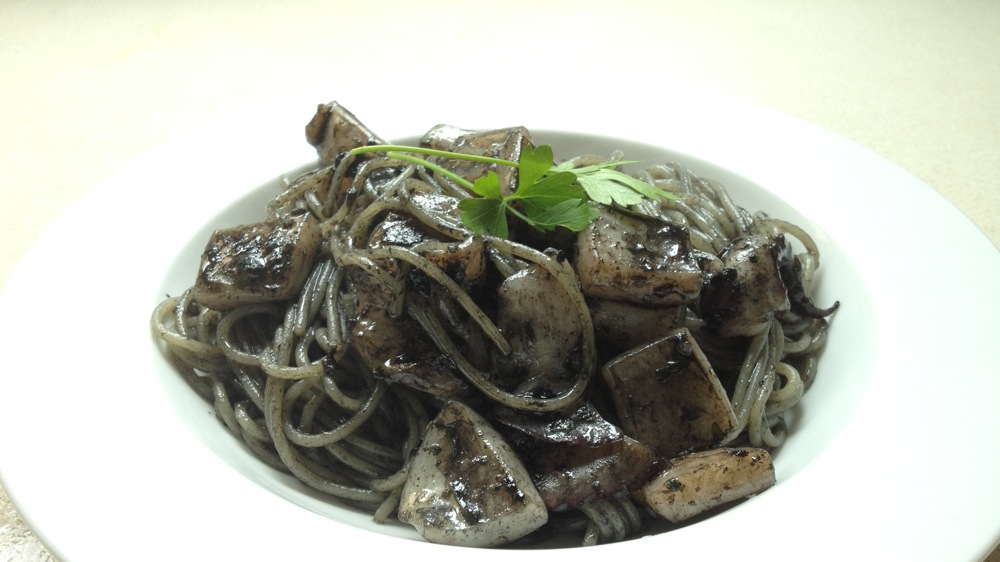 Espaguetis amb tinta de sípia