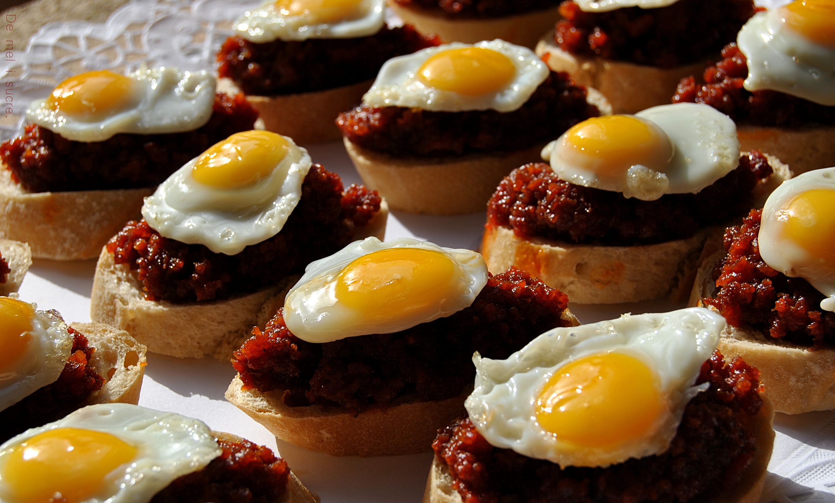 Barquetes d’ous de guàtlera i sobrassada amb mel i romaní