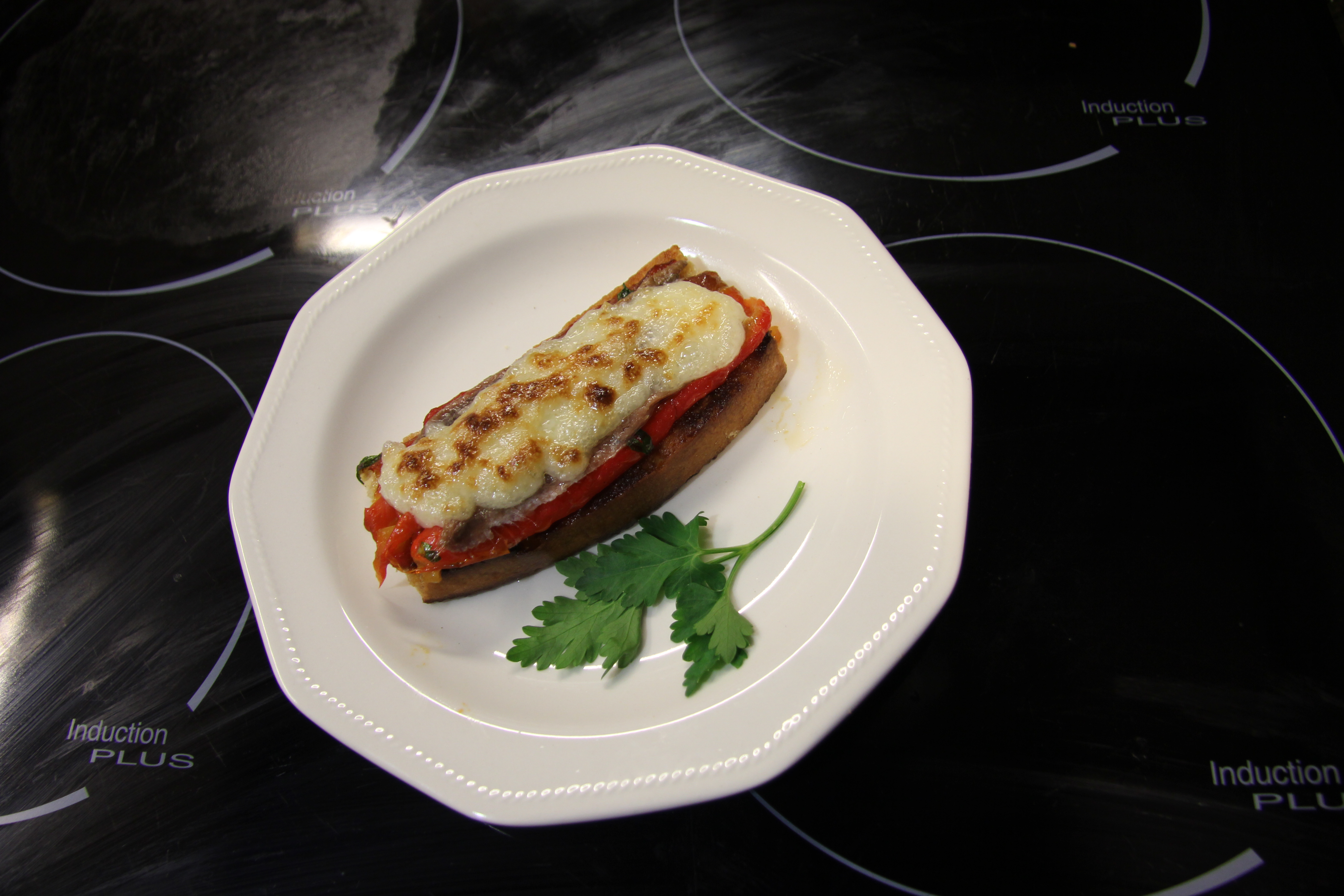 Barqueta de anxoves amb pebres vermells