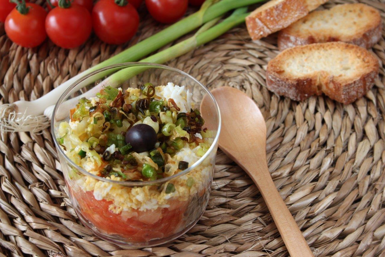 Amanida de tomaca amb alls tendres, ou dur i salaons