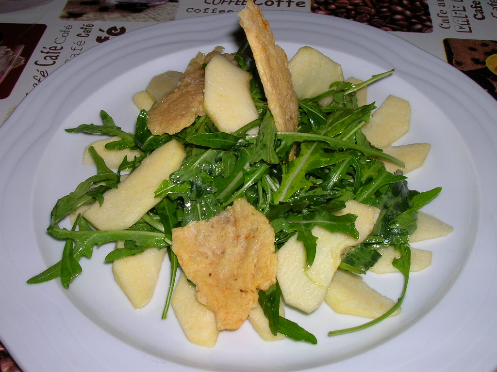 Amanida de rúcula, poma i cruixent de parmesà