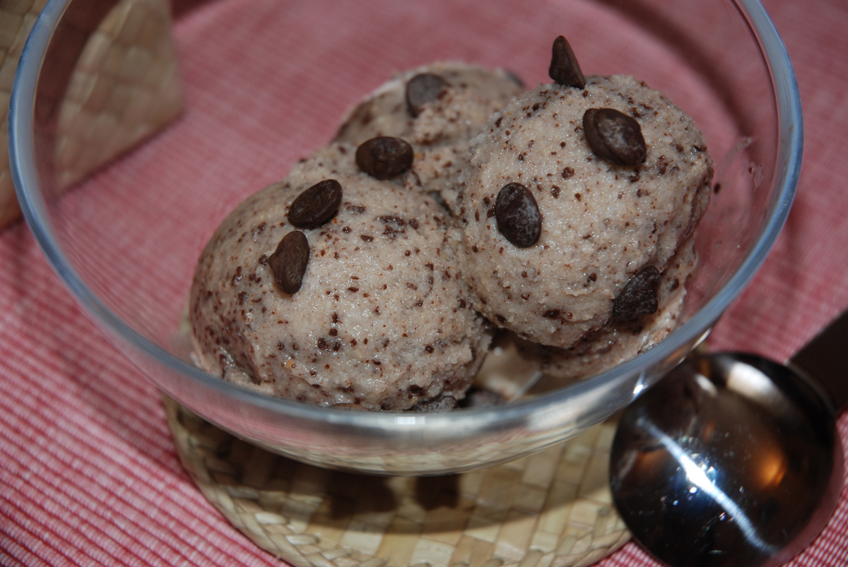 Gelat d’avellana amb llavors de xocolata