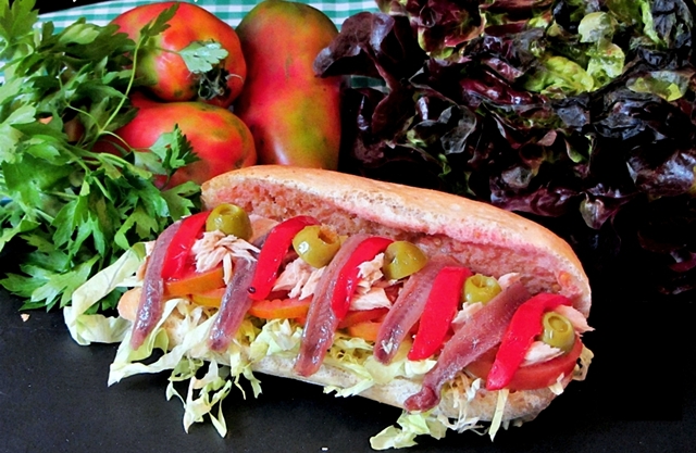 Entrepà de tonyina, anxoves, pebrot i olives