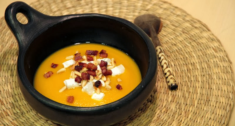 Crema de carabassa rostida amb pinyons, bacó i formatge de cabra