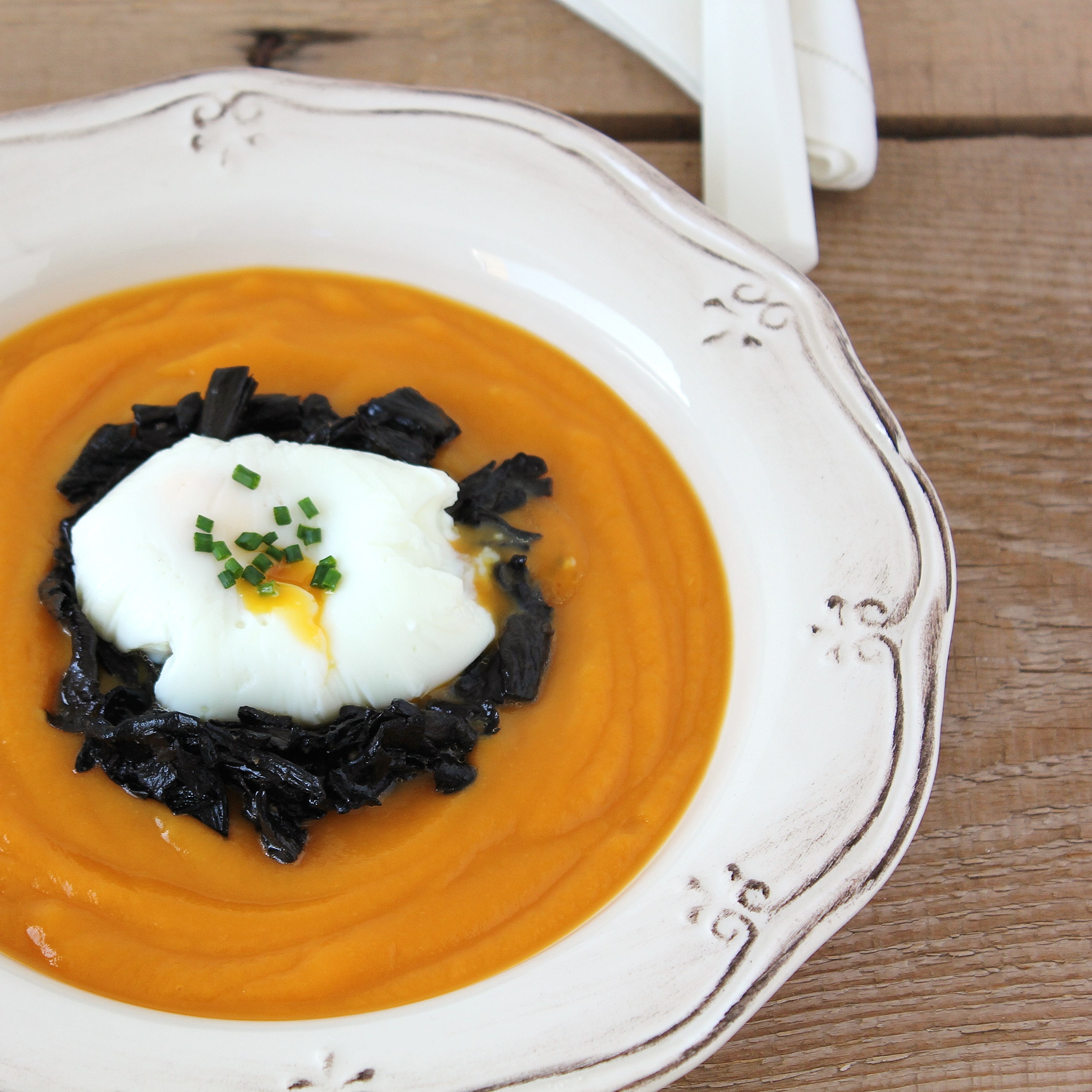 Crema de moniato amb saltat de trompetes de la mort i ou escumat