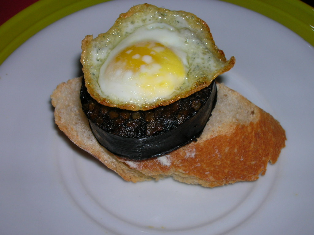 Pintxo de botifarra de Burgos i ou