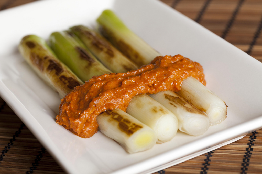 Porros amb salsa romesco